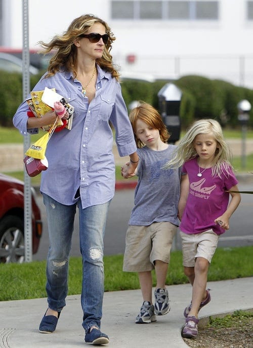 Exclusive...Julia Roberts Makes The Most Of Her Afternoon With Hazel And Henry