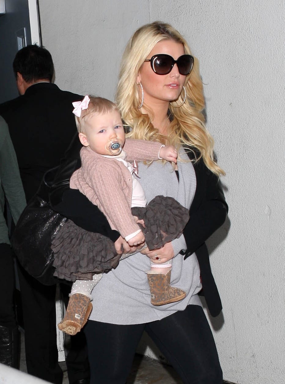 A Pregnant Jessica Simpson Arriving On A Flight At LAX With Her Family