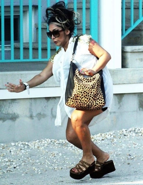Pregnant 'Jersey Shore' star Nicole 'Snooki' Polizzi takes a tumble in platform sandals in Seaside Heights
